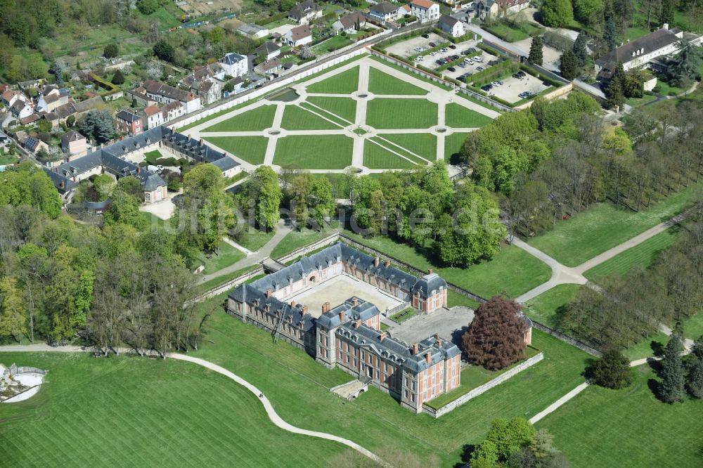 Luftbild Chamarande - Palais des Schloss Chateau de Chamarande an der Rue du Commandant in Chamarande in Ile-de-France, Frankreich