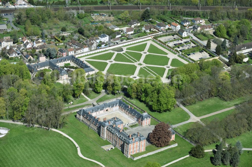 Luftaufnahme Chamarande - Palais des Schloss Chateau de Chamarande an der Rue du Commandant in Chamarande in Ile-de-France, Frankreich