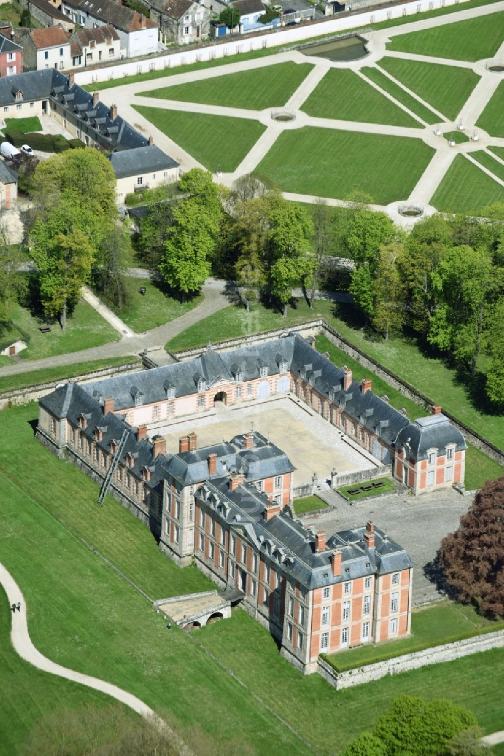 Chamarande von oben - Palais des Schloss Chateau de Chamarande an der Rue du Commandant in Chamarande in Ile-de-France, Frankreich