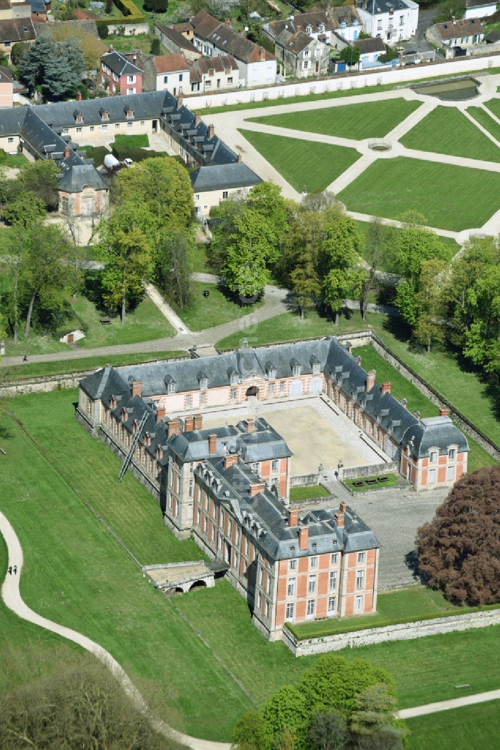 Chamarande aus der Vogelperspektive: Palais des Schloss Chateau de Chamarande an der Rue du Commandant in Chamarande in Ile-de-France, Frankreich