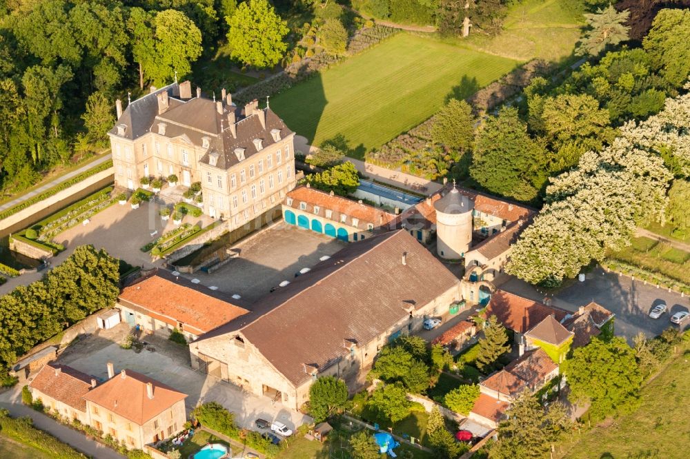 Manom von oben - Palais des Schloss Chateau La Grange in Manom in Grand Est, Frankreich