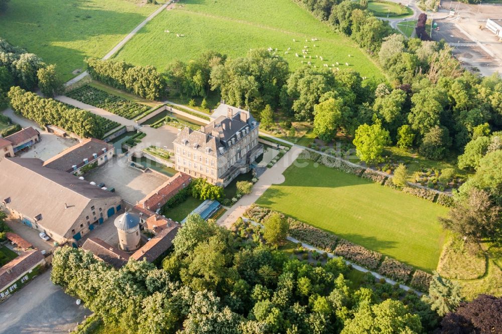 Manom aus der Vogelperspektive: Palais des Schloss Chateau La Grange in Manom in Grand Est, Frankreich