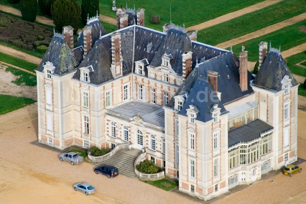 Coudrecieux von oben - Palais des Schloss Le Chateau de la Pierre in Coudrecieux in Pays de la Loire, Frankreich