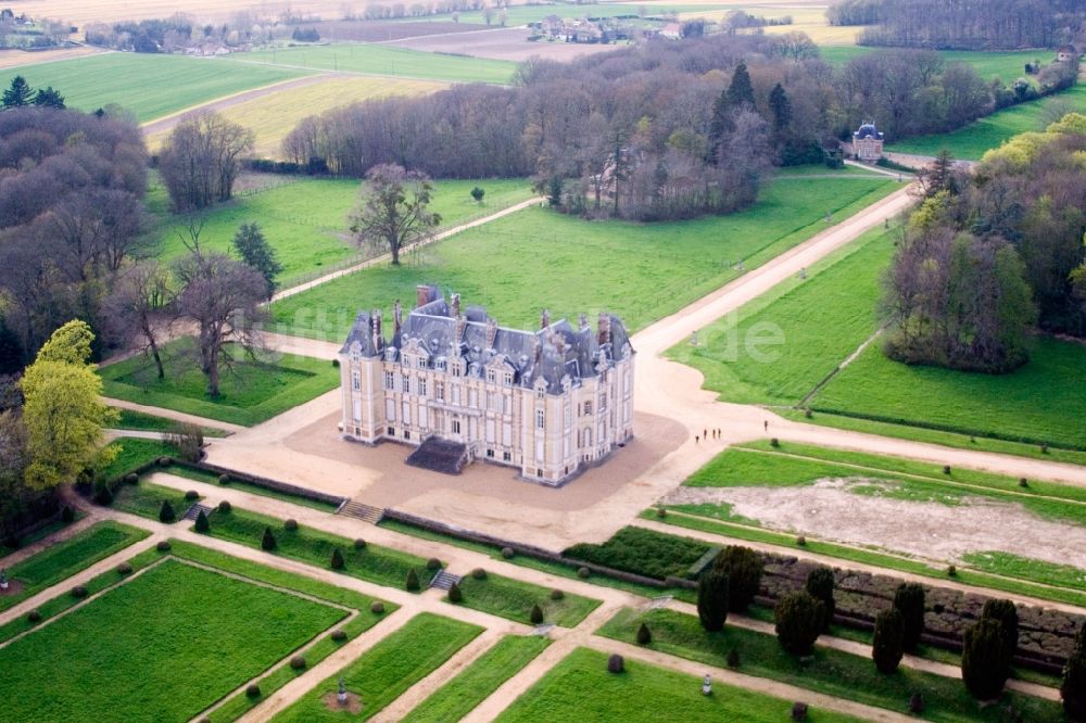 Luftaufnahme Coudrecieux - Palais des Schloss Le Chateau de la Pierre in Coudrecieux in Pays de la Loire, Frankreich