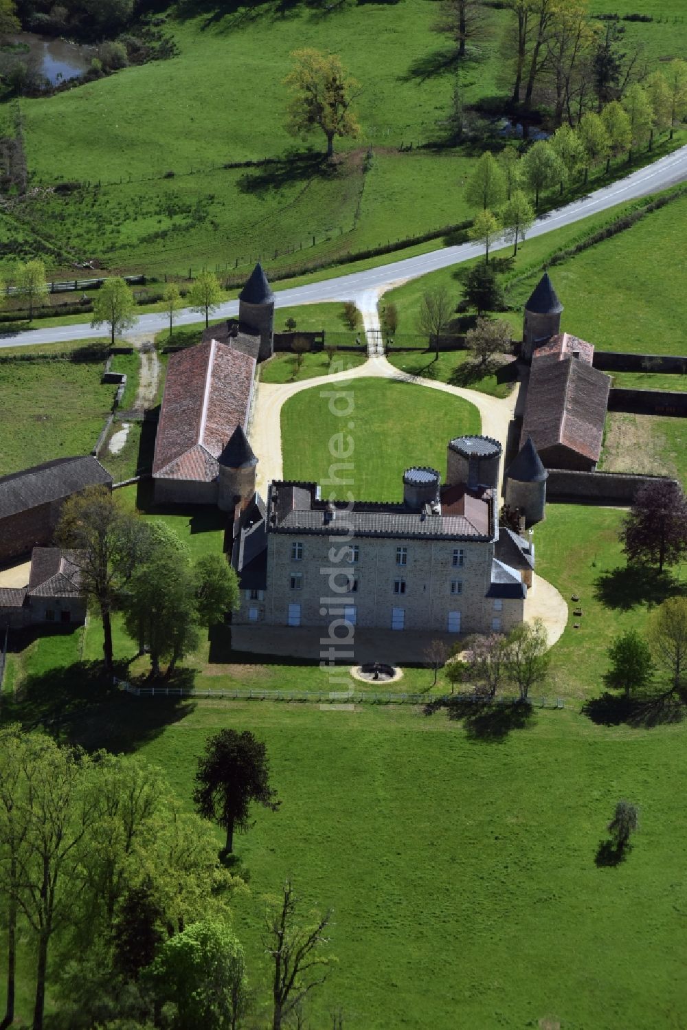 Luftaufnahme Cussac - Palais des Schloss in Cussac in Aquitaine Limousin Poitou-Charentes, Frankreich