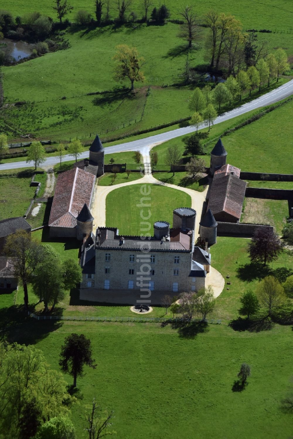 Cussac von oben - Palais des Schloss in Cussac in Aquitaine Limousin Poitou-Charentes, Frankreich