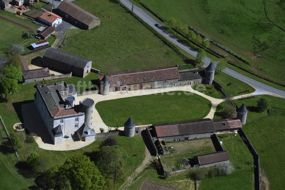 Cussac von oben - Palais des Schloss in Cussac in Aquitaine Limousin Poitou-Charentes, Frankreich