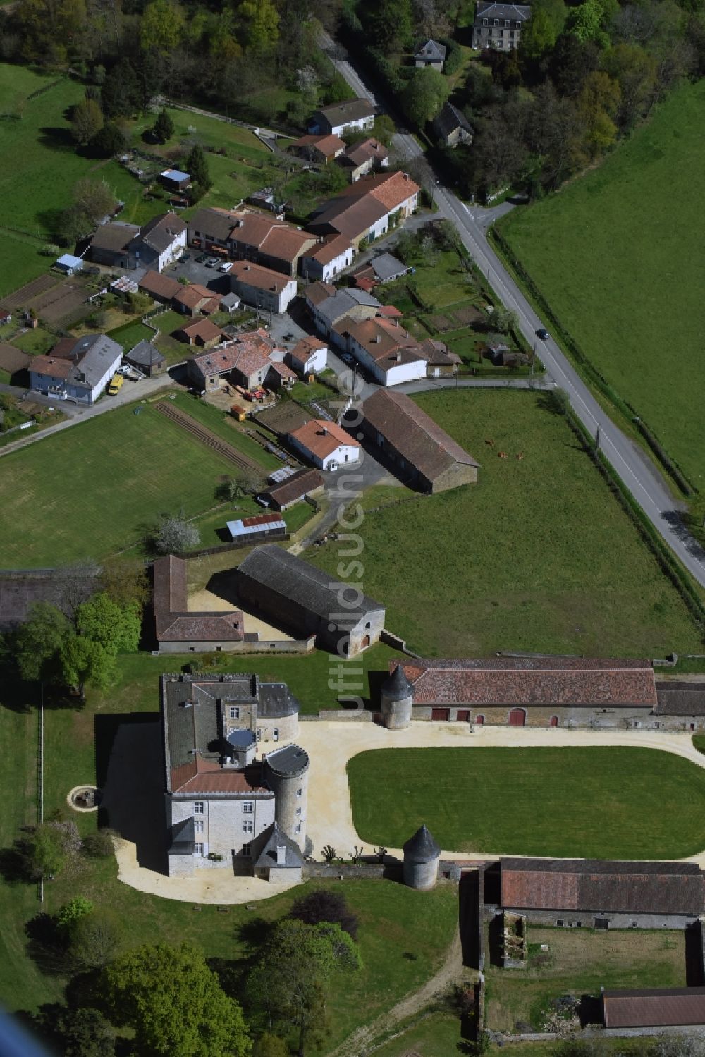 Cussac aus der Vogelperspektive: Palais des Schloss in Cussac in Aquitaine Limousin Poitou-Charentes, Frankreich