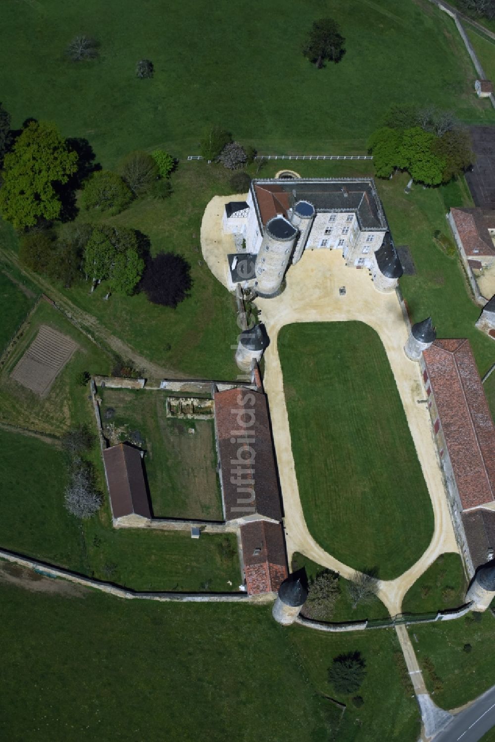 Luftbild Cussac - Palais des Schloss in Cussac in Aquitaine Limousin Poitou-Charentes, Frankreich