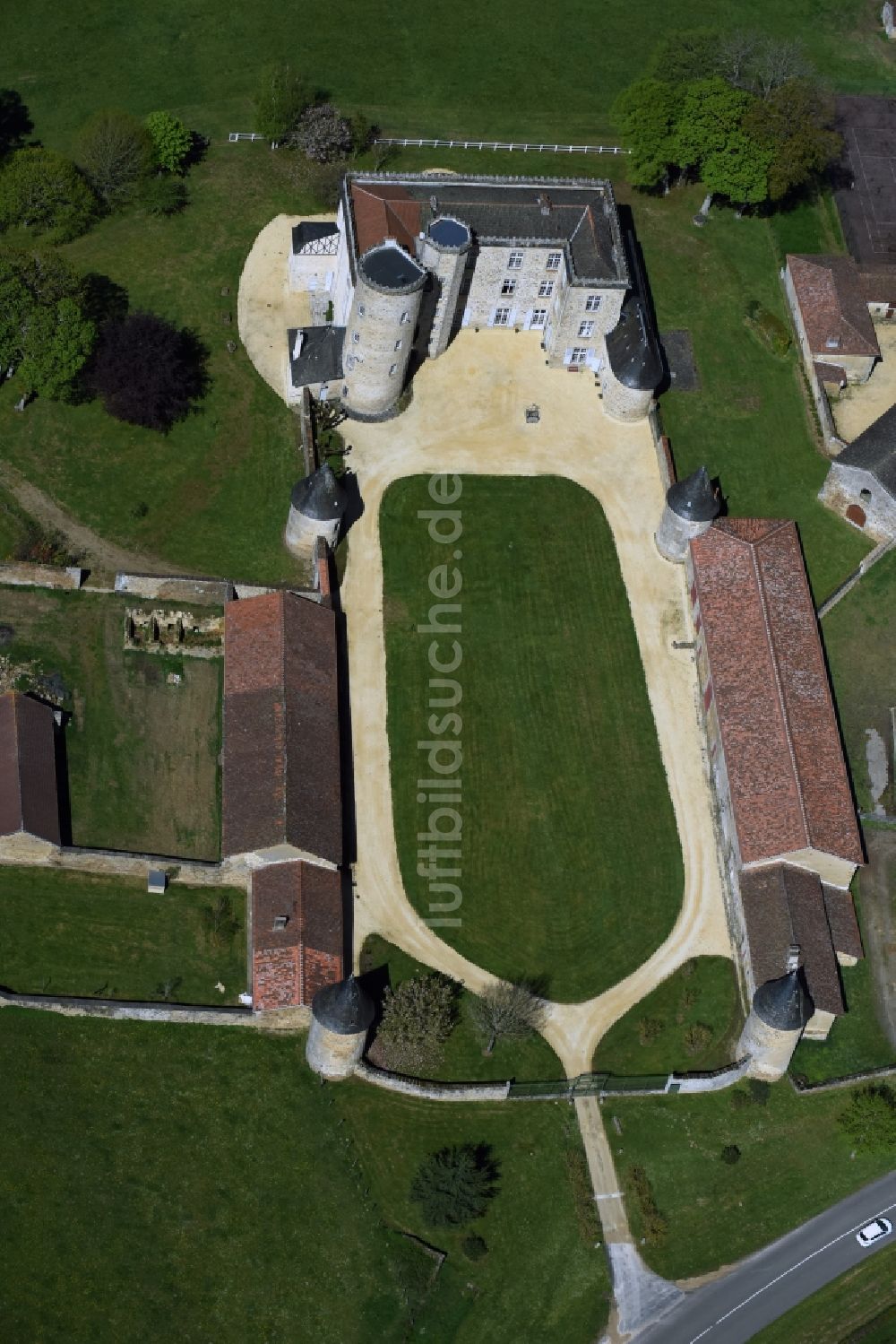 Luftaufnahme Cussac - Palais des Schloss in Cussac in Aquitaine Limousin Poitou-Charentes, Frankreich