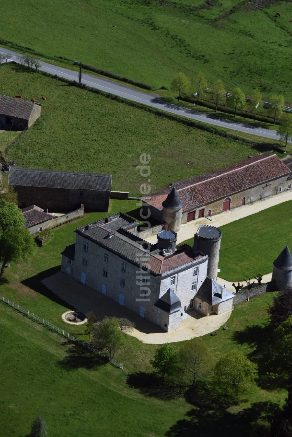 Cussac von oben - Palais des Schloss in Cussac in Aquitaine Limousin Poitou-Charentes, Frankreich