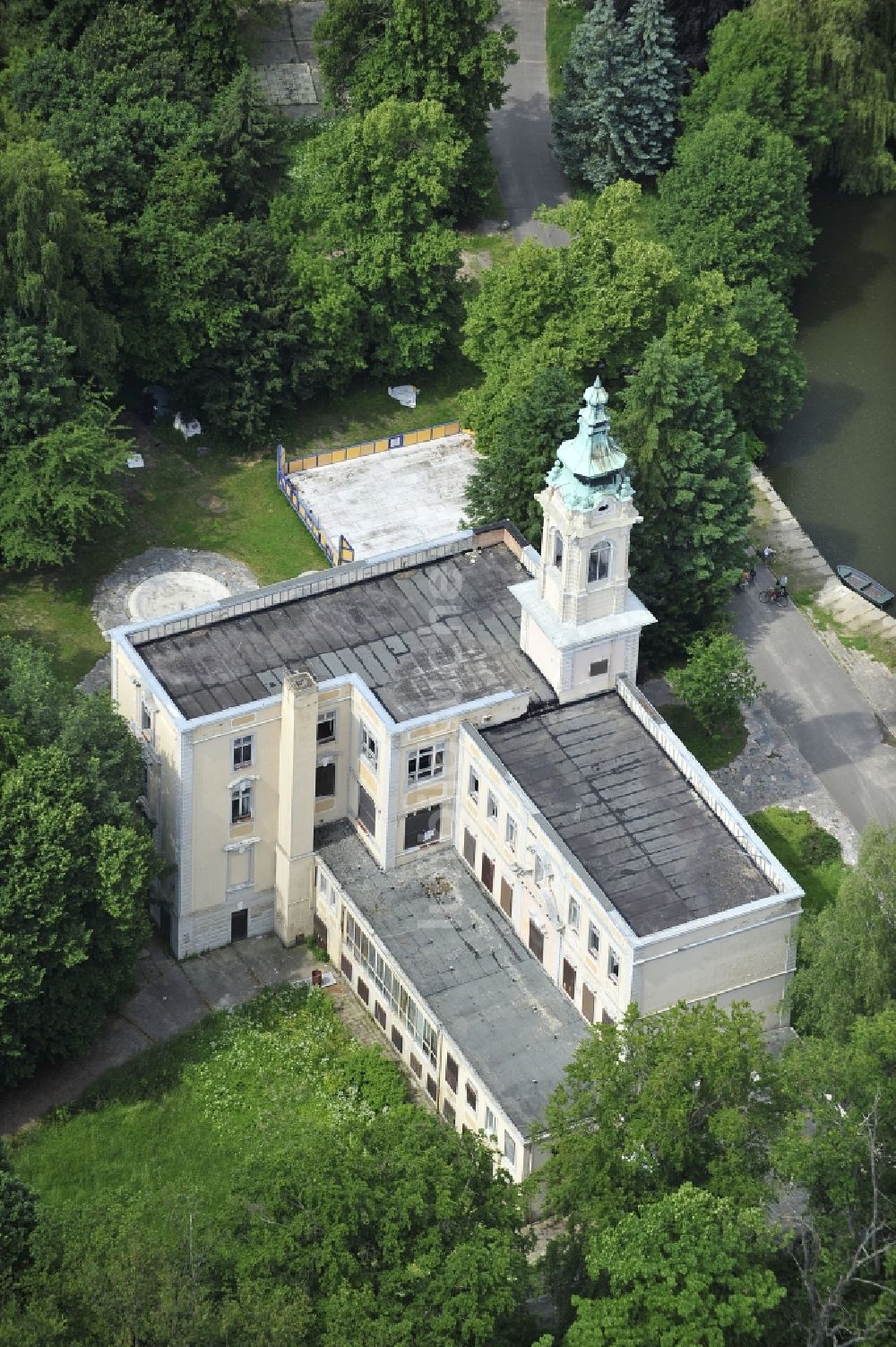 Schönwalde von oben - Palais des Schloss Dammsmühle in Schönwalde im Bundesland Brandenburg, Deutschland