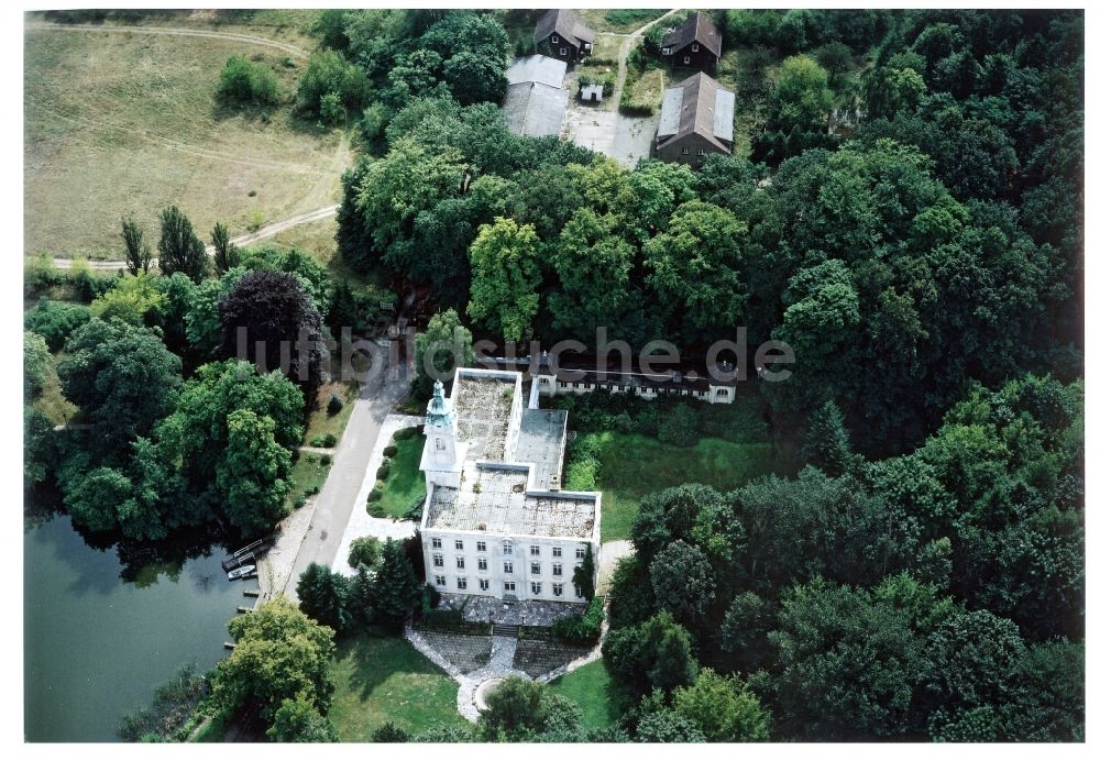 Schönwalde von oben - Palais des Schloss Dammsmühle in Schönwalde im Bundesland Brandenburg, Deutschland