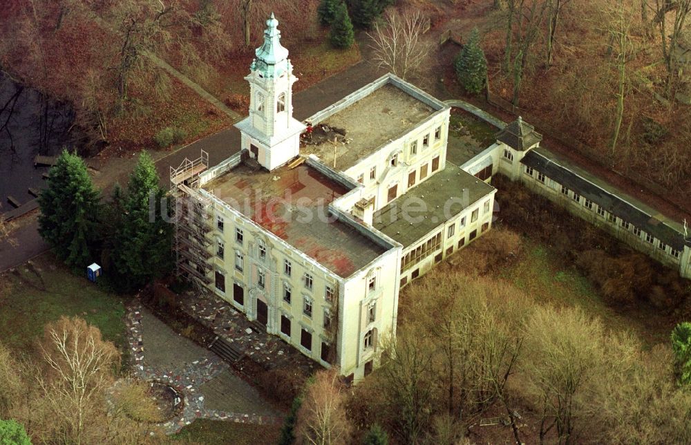 Schönwalde von oben - Palais des Schloss Dammsmühle in Schönwalde im Bundesland Brandenburg, Deutschland