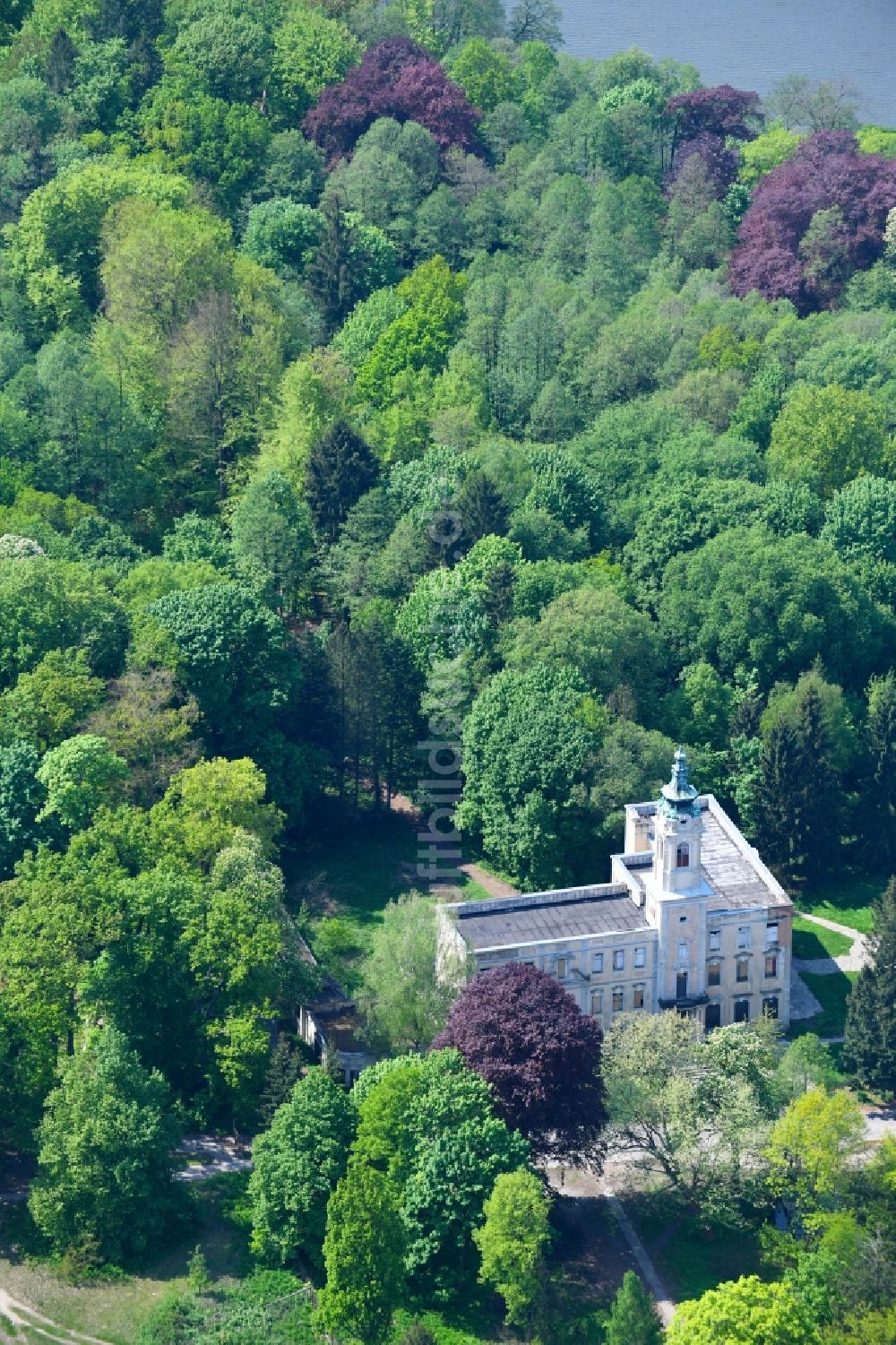 Schönwalde von oben - Palais des Schloss Dammsmühle in Schönwalde im Bundesland Brandenburg, Deutschland