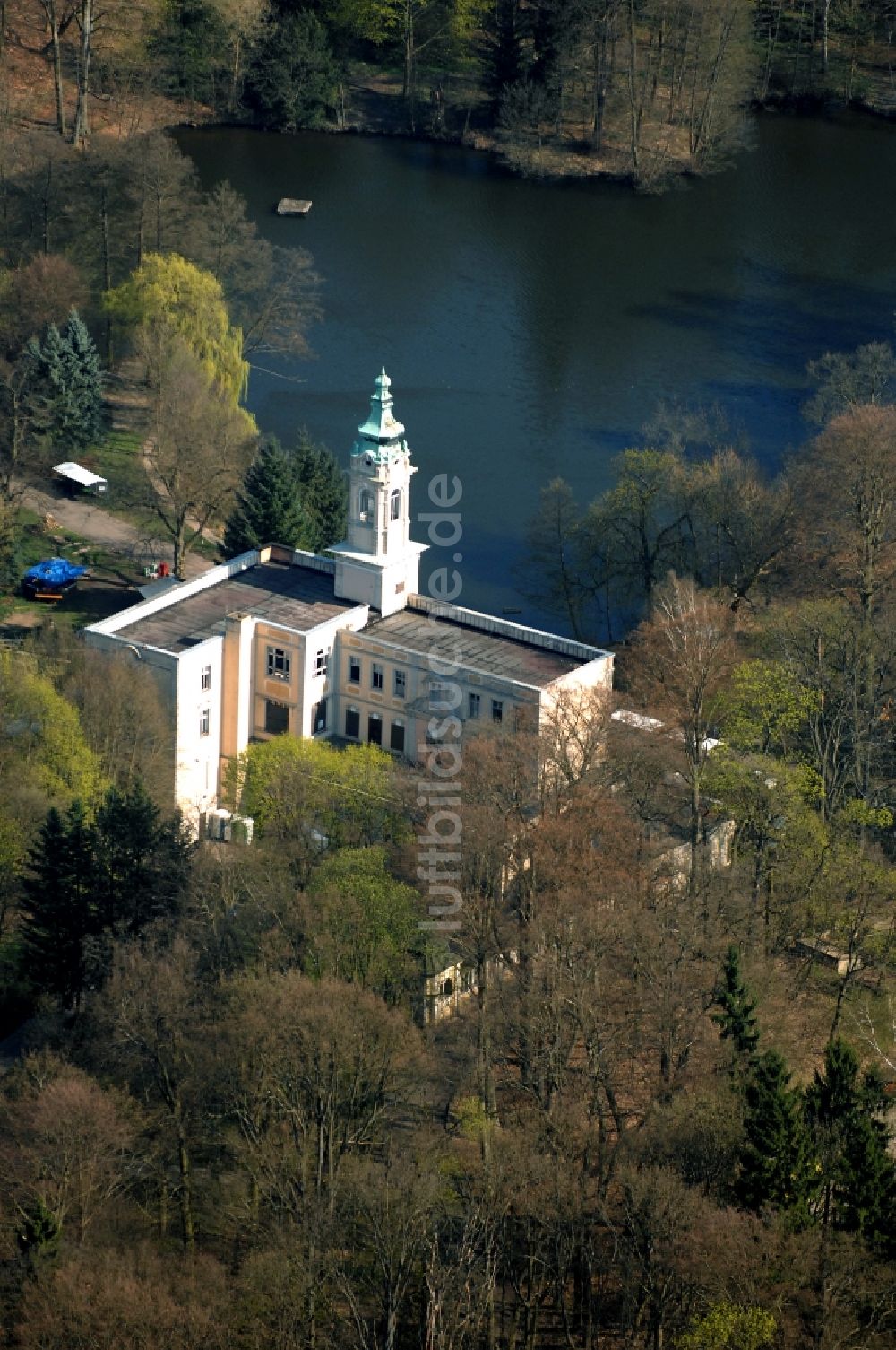 Schönwalde von oben - Palais des Schloss Dammsmühle in Schönwalde im Bundesland Brandenburg, Deutschland