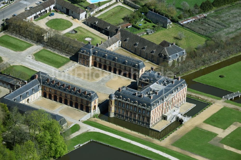 Dampierre-en-Yvelines von oben - Palais des Schloss Dampierre in Dampierre-en-Yvelines in Ile-de-France, Frankreich