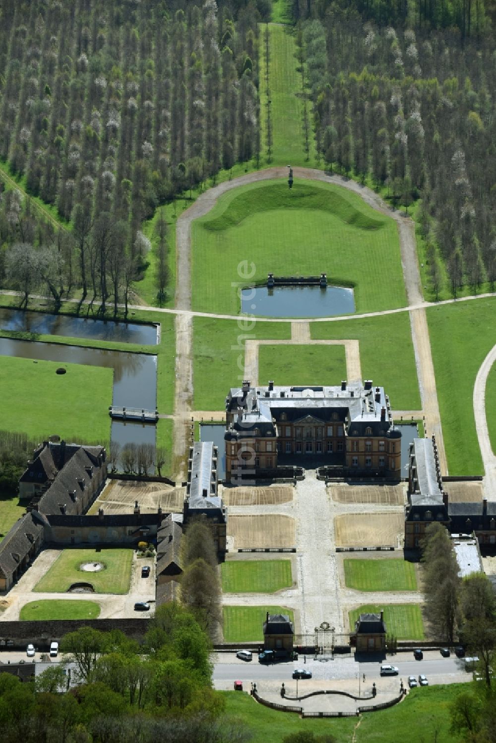 Dampierre-en-Yvelines aus der Vogelperspektive: Palais des Schloss Dampierre in Dampierre-en-Yvelines in Ile-de-France, Frankreich