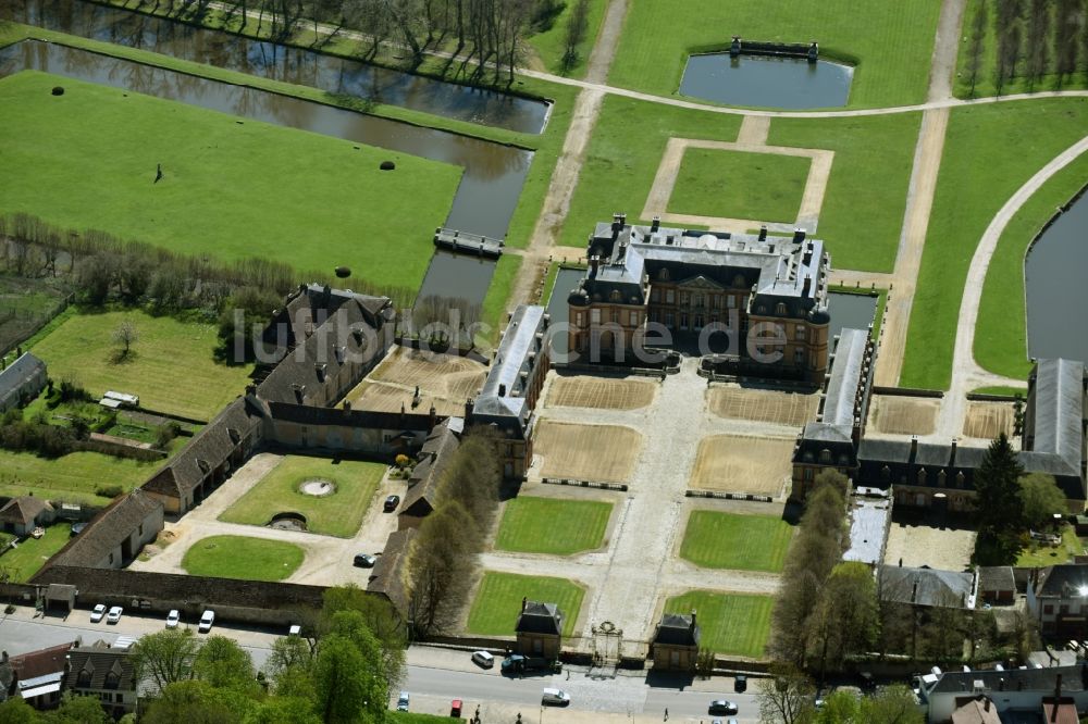 Luftaufnahme Dampierre-en-Yvelines - Palais des Schloss Dampierre in Dampierre-en-Yvelines in Ile-de-France, Frankreich