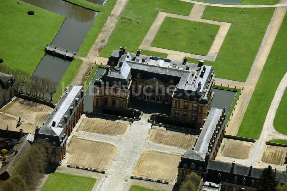 Dampierre-en-Yvelines von oben - Palais des Schloss Dampierre in Dampierre-en-Yvelines in Ile-de-France, Frankreich