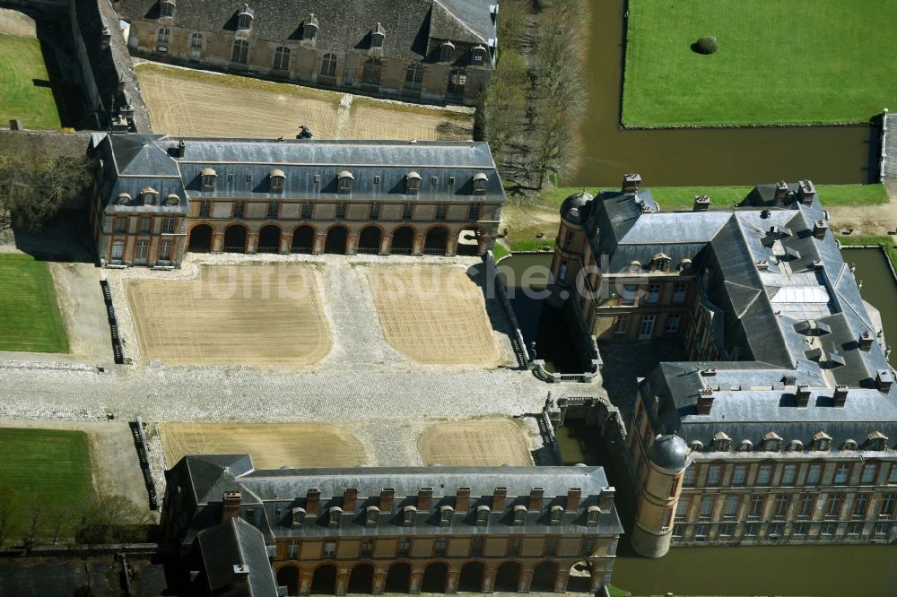 Dampierre-en-Yvelines aus der Vogelperspektive: Palais des Schloss Dampierre in Dampierre-en-Yvelines in Ile-de-France, Frankreich