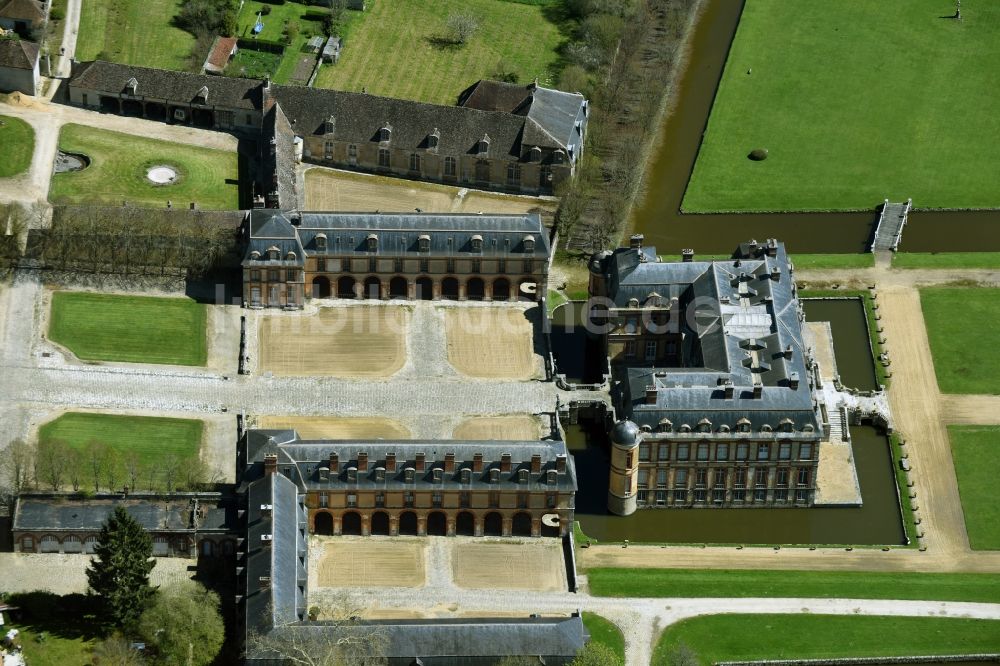 Luftaufnahme Dampierre-en-Yvelines - Palais des Schloss Dampierre in Dampierre-en-Yvelines in Ile-de-France, Frankreich