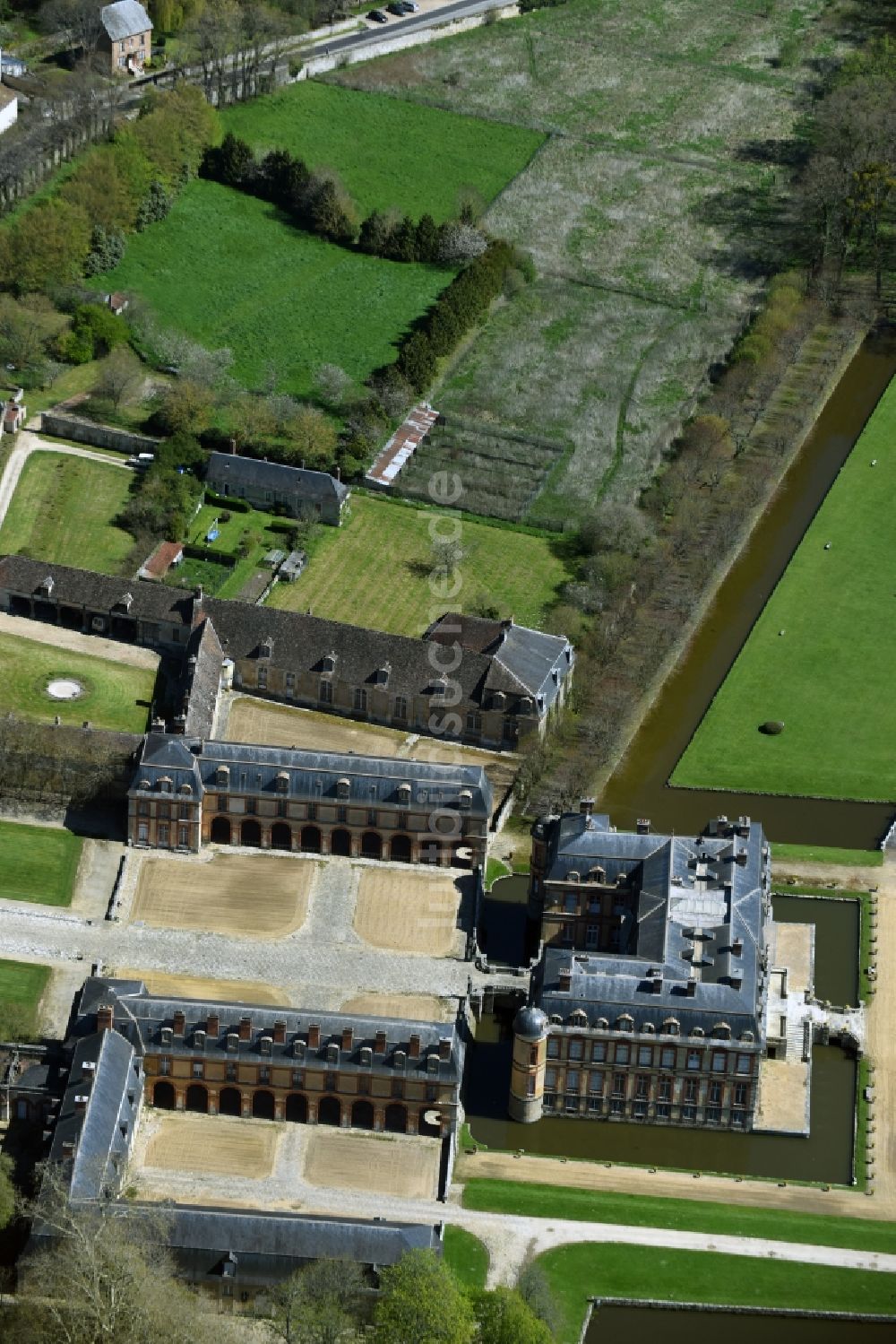 Dampierre-en-Yvelines von oben - Palais des Schloss Dampierre in Dampierre-en-Yvelines in Ile-de-France, Frankreich