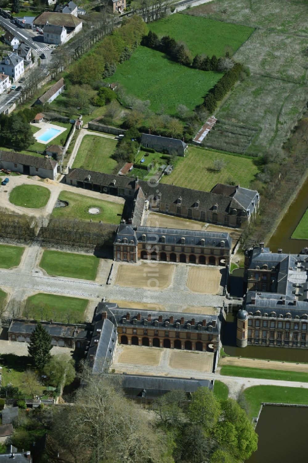 Dampierre-en-Yvelines aus der Vogelperspektive: Palais des Schloss Dampierre in Dampierre-en-Yvelines in Ile-de-France, Frankreich