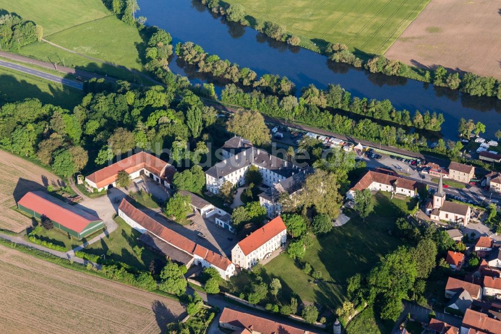 Theres von oben - Palais des Schloß Ditfurth im Ortsteil Obertheres in Theres im Bundesland Bayern, Deutschland