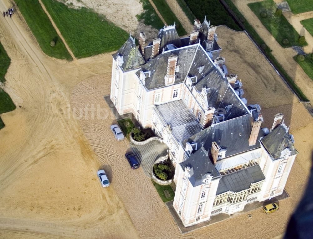 Coudrecieux von oben - Palais des Schloss Le Domaine de la Pierre in Coudrecieux in Pays de la Loire, Frankreich