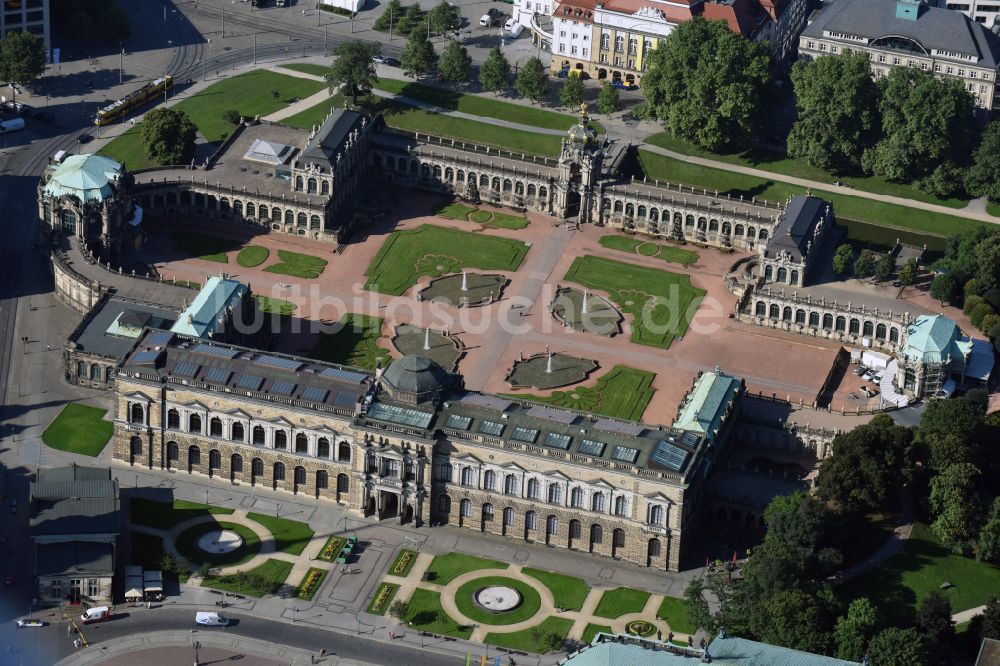 Luftaufnahme Dresden - Palais des Schloss Dresdner Zwinger im Ortsteil Altstadt in Dresden im Bundesland Sachsen, Deutschland