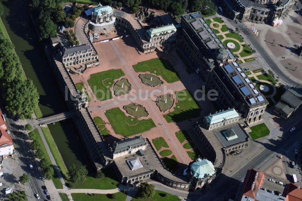 Dresden von oben - Palais des Schloss Dresdner Zwinger im Ortsteil Altstadt in Dresden im Bundesland Sachsen, Deutschland