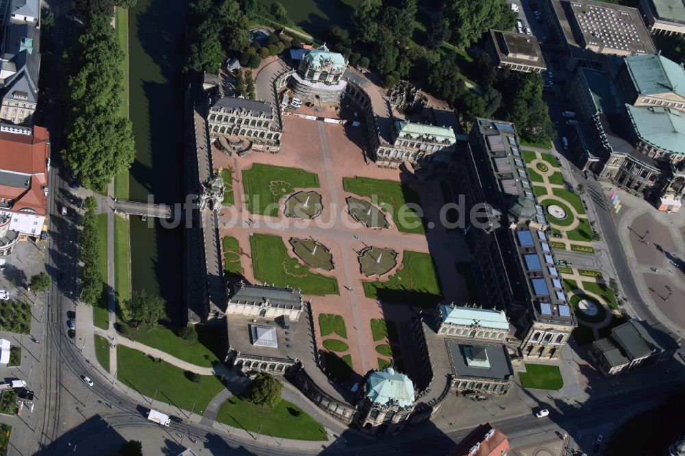 Luftaufnahme Dresden - Palais des Schloss Dresdner Zwinger im Ortsteil Altstadt in Dresden im Bundesland Sachsen, Deutschland