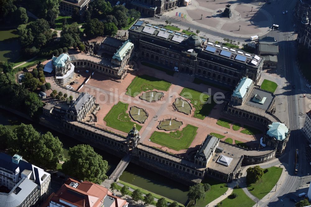 Dresden von oben - Palais des Schloss Dresdner Zwinger im Ortsteil Altstadt in Dresden im Bundesland Sachsen, Deutschland