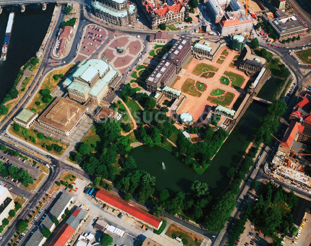 Luftbild Dresden - Palais des Schloss Dresdner Zwinger im Ortsteil Altstadt in Dresden im Bundesland Sachsen, Deutschland