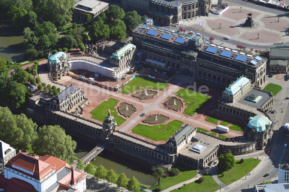 Dresden aus der Vogelperspektive: Palais des Schloss Dresdner Zwinger im Ortsteil Altstadt in Dresden im Bundesland Sachsen, Deutschland