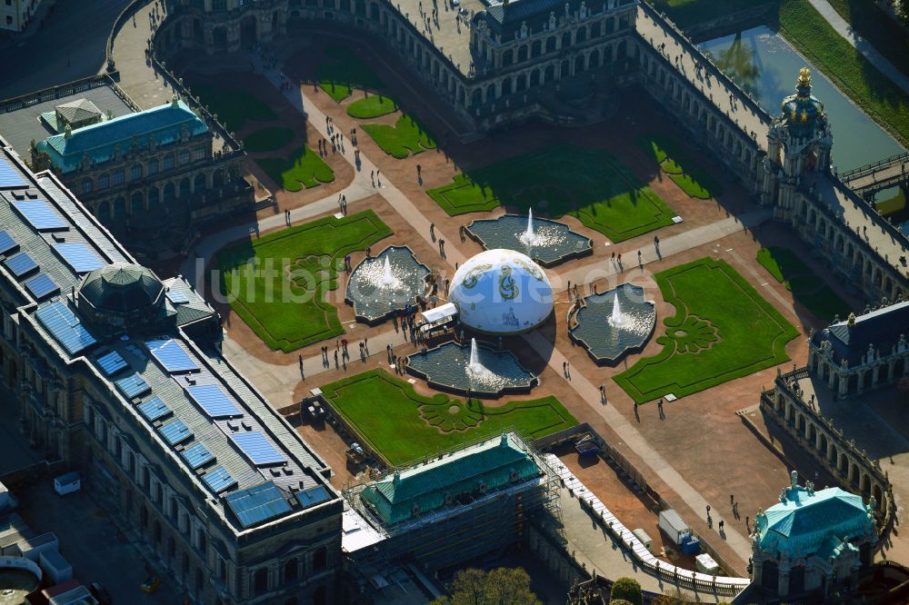 Luftbild Dresden - Palais des Schloss Dresdner Zwinger im Ortsteil Altstadt in Dresden im Bundesland Sachsen, Deutschland