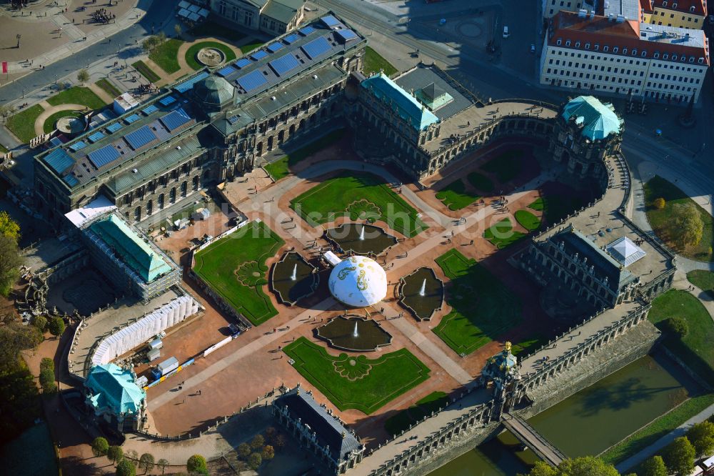 Dresden aus der Vogelperspektive: Palais des Schloss Dresdner Zwinger im Ortsteil Altstadt in Dresden im Bundesland Sachsen, Deutschland