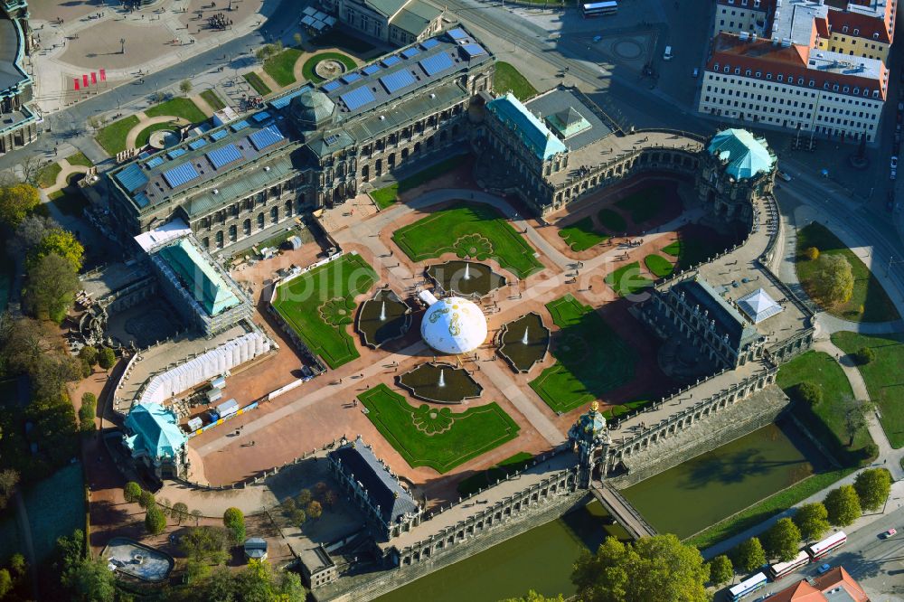 Luftbild Dresden - Palais des Schloss Dresdner Zwinger im Ortsteil Altstadt in Dresden im Bundesland Sachsen, Deutschland