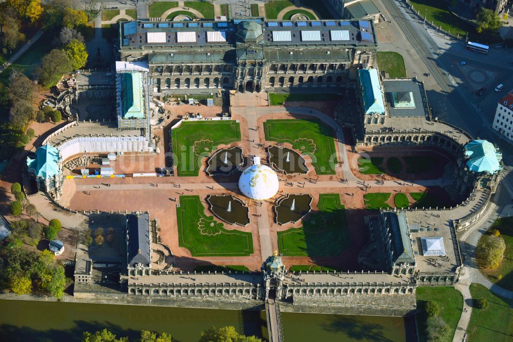 Luftaufnahme Dresden - Palais des Schloss Dresdner Zwinger im Ortsteil Altstadt in Dresden im Bundesland Sachsen, Deutschland