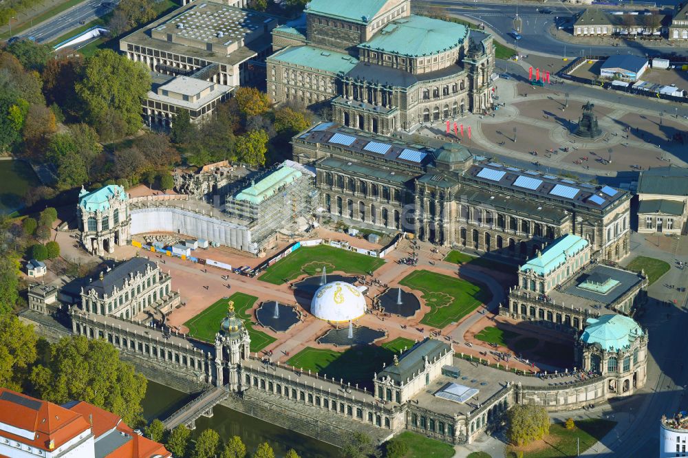 Dresden von oben - Palais des Schloss Dresdner Zwinger im Ortsteil Altstadt in Dresden im Bundesland Sachsen, Deutschland