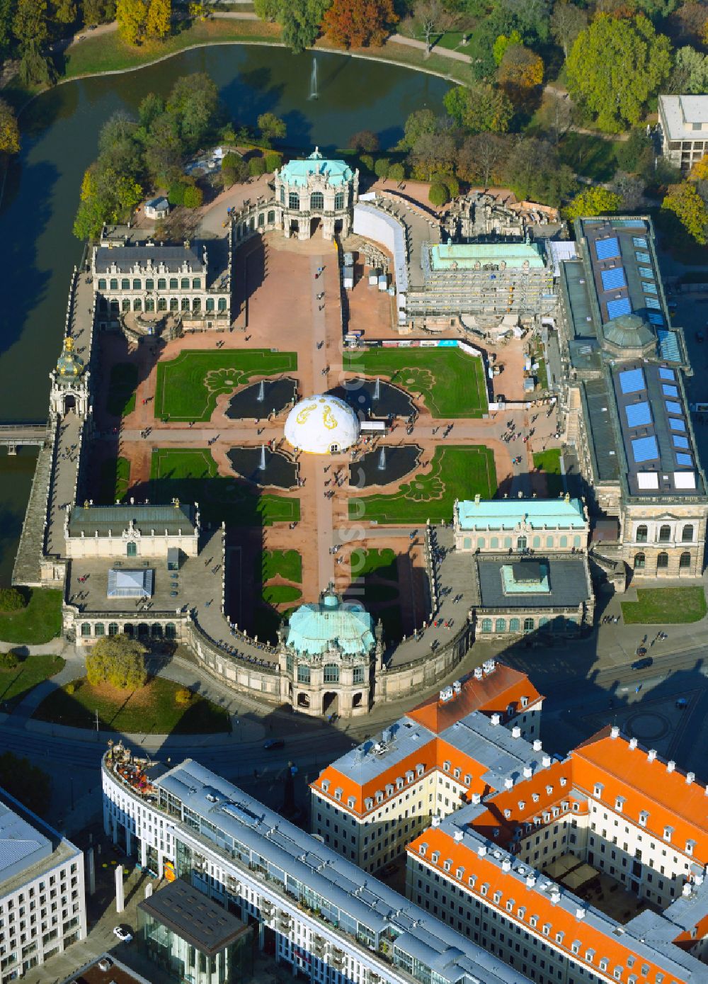 Luftbild Dresden - Palais des Schloss Dresdner Zwinger im Ortsteil Altstadt in Dresden im Bundesland Sachsen, Deutschland