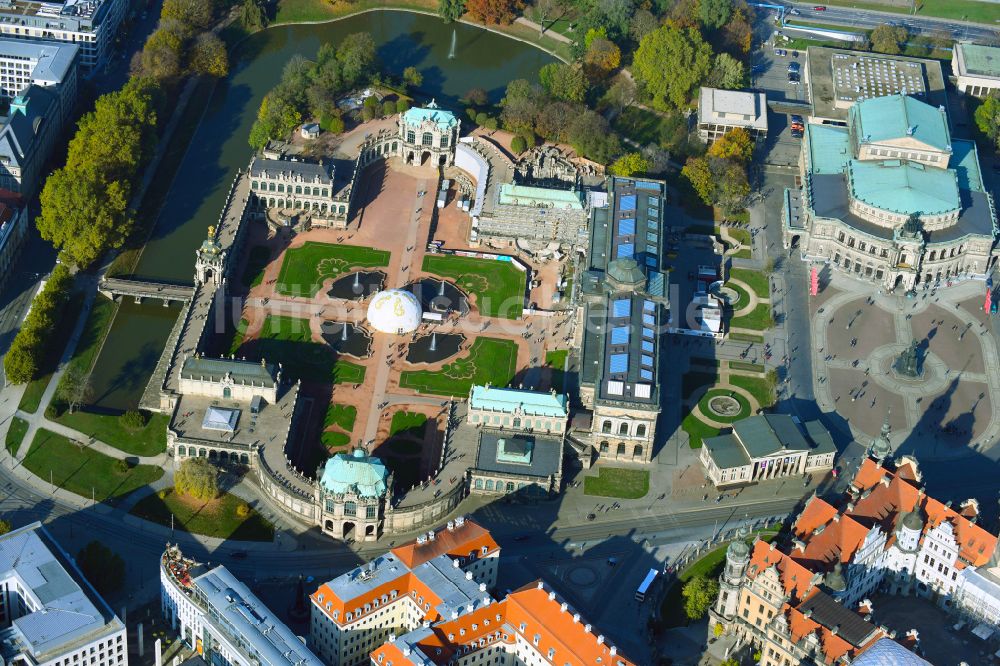 Luftaufnahme Dresden - Palais des Schloss Dresdner Zwinger im Ortsteil Altstadt in Dresden im Bundesland Sachsen, Deutschland