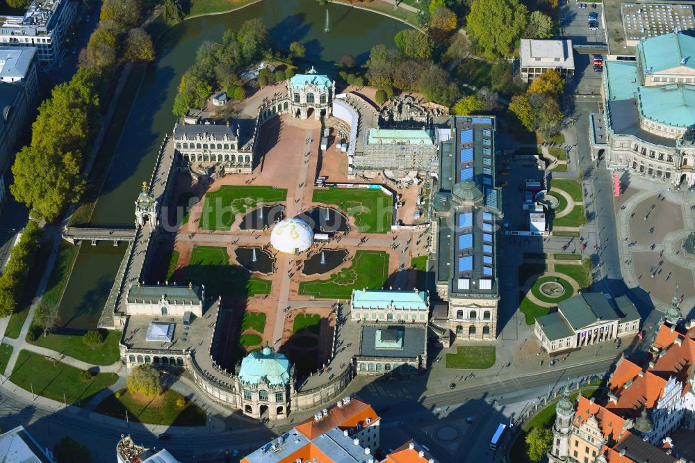 Dresden von oben - Palais des Schloss Dresdner Zwinger im Ortsteil Altstadt in Dresden im Bundesland Sachsen, Deutschland