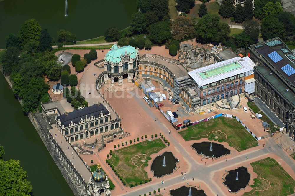 Dresden von oben - Palais des Schloss Dresdner Zwinger im Ortsteil Altstadt in Dresden im Bundesland Sachsen, Deutschland