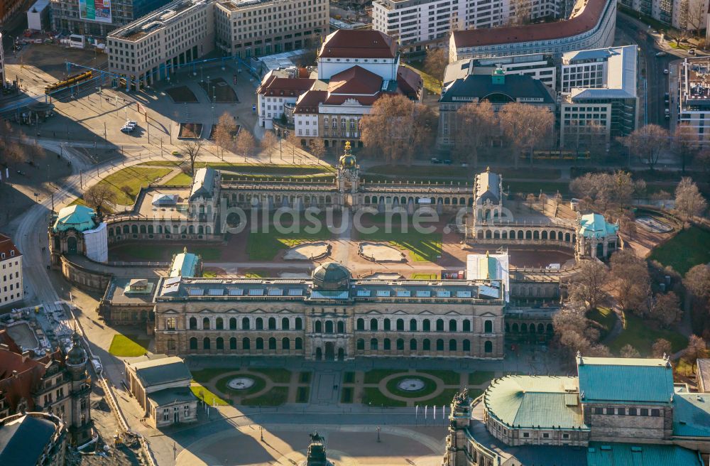 Dresden von oben - Palais des Schloss Dresdner Zwinger im Ortsteil Altstadt in Dresden im Bundesland Sachsen, Deutschland