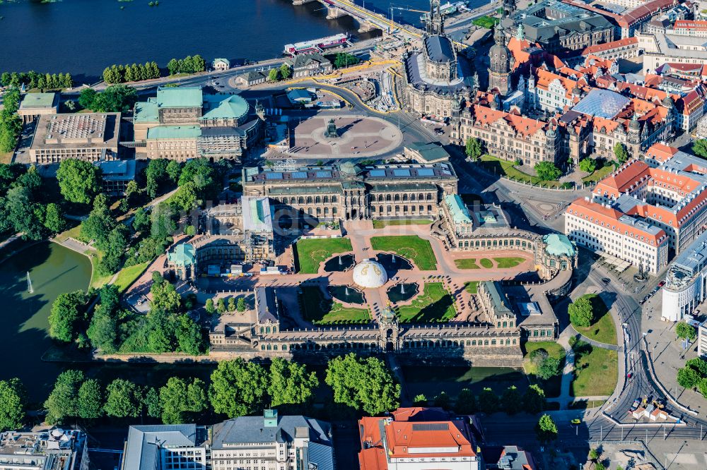 Luftaufnahme Dresden - Palais des Schloss Dresdner Zwinger im Ortsteil Altstadt in Dresden im Bundesland Sachsen, Deutschland