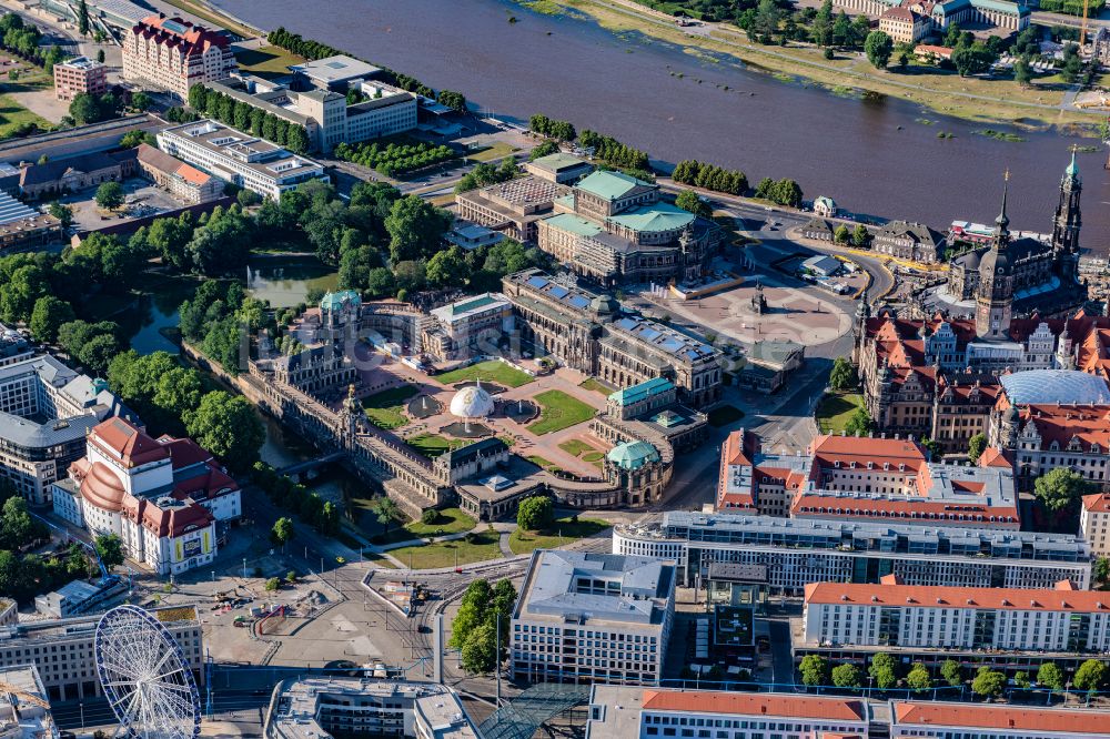 Luftbild Dresden - Palais des Schloss Dresdner Zwinger im Ortsteil Altstadt in Dresden im Bundesland Sachsen, Deutschland