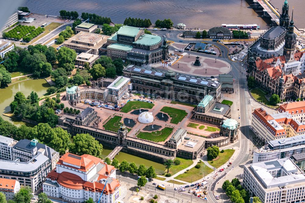 Luftbild Dresden - Palais des Schloss Dresdner Zwinger im Ortsteil Altstadt in Dresden im Bundesland Sachsen, Deutschland