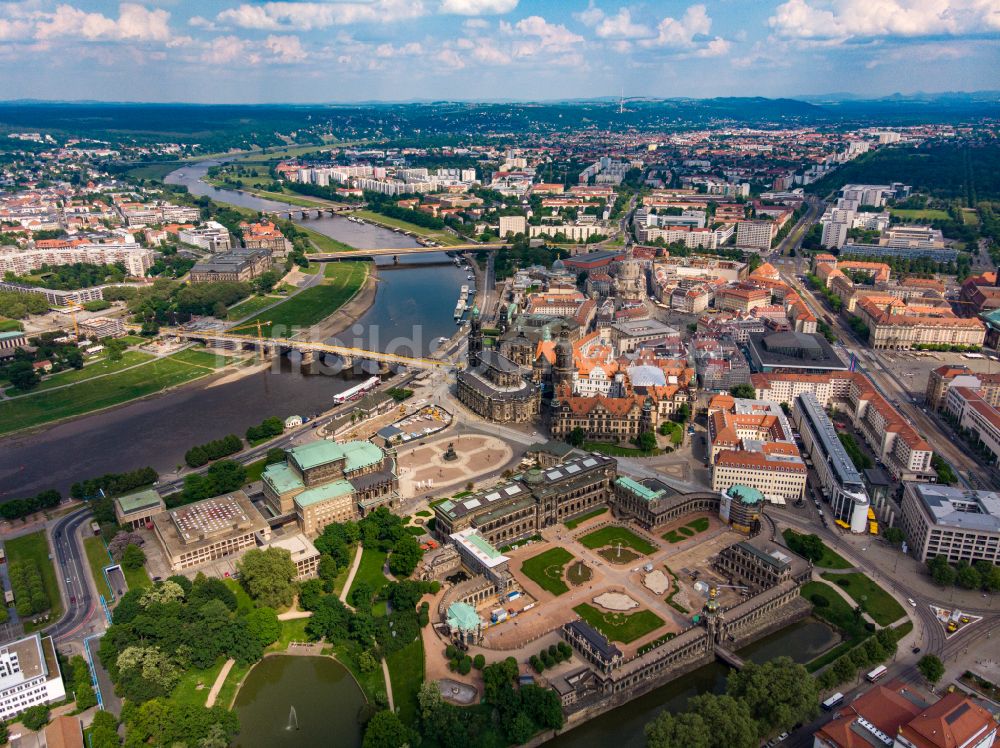 Luftaufnahme Dresden - Palais des Schloss Dresdner Zwinger im Ortsteil Altstadt in Dresden im Bundesland Sachsen, Deutschland